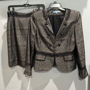This is a beautiful suit 4 work, a wedding, job interview. Well taken care of.